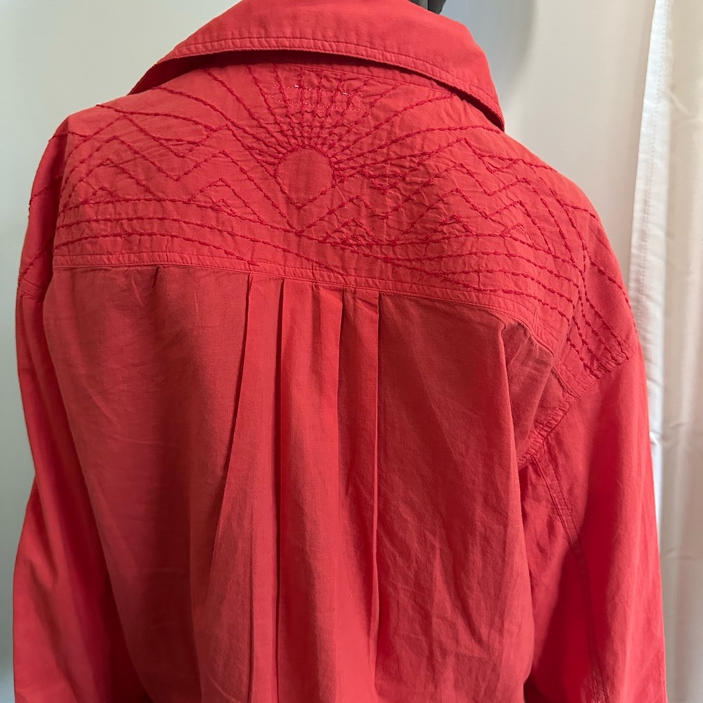 MOTHER. Women's orangey red Embroidered shirt.
Runs generous. Texture ! - Picture 7 of 14